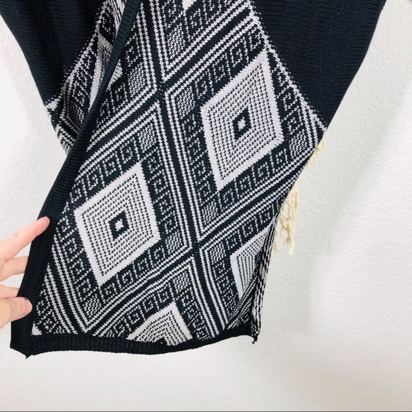 Umgee 🔥SALE🔥black crochet and fringe geometric open front cardigan M/L - Picture 4 of 7
